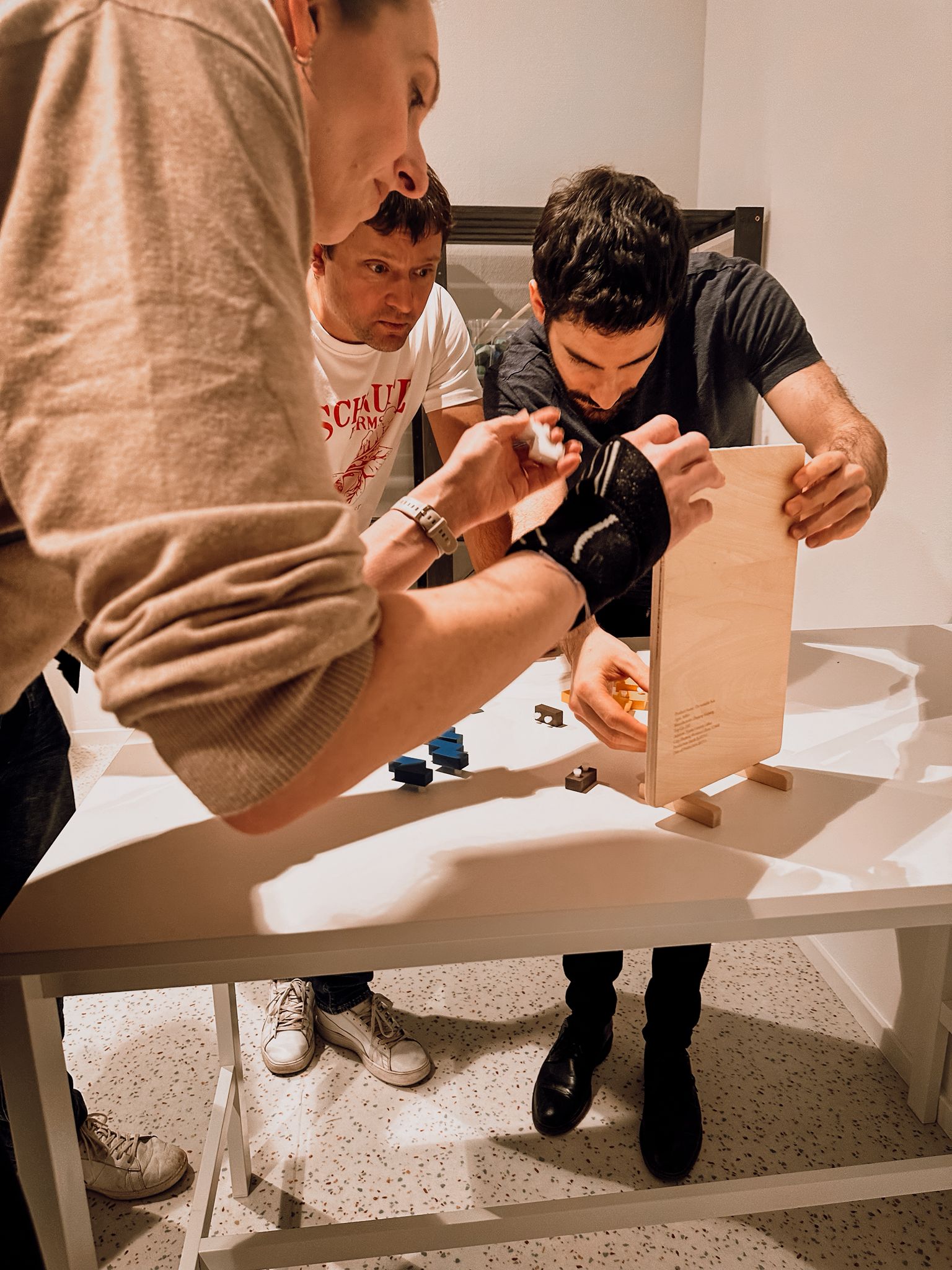 Gruppe spielt gemeinsam bei THE YARD Wien