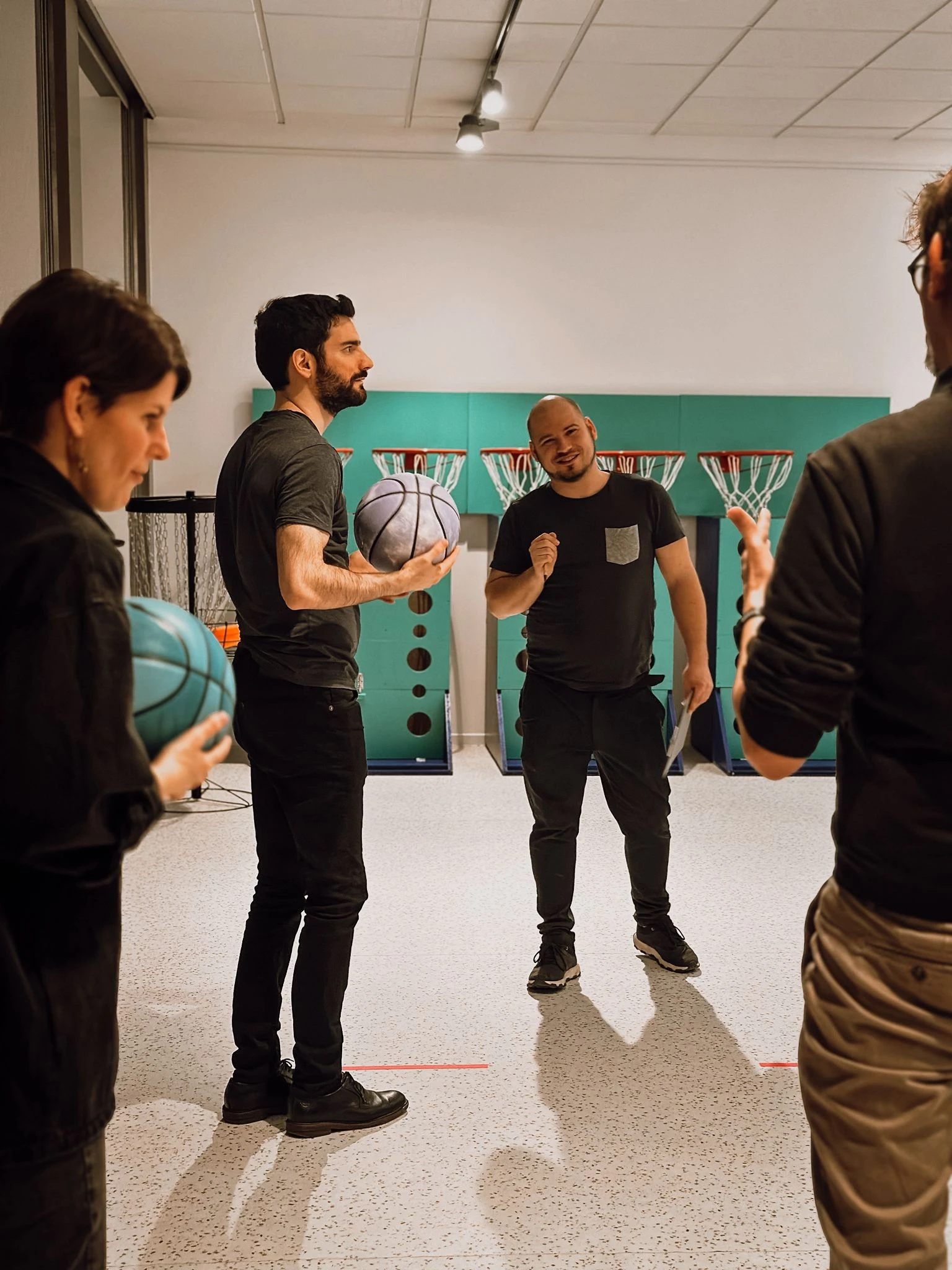 Team beim Briefing vor dem Game bei THE YARD