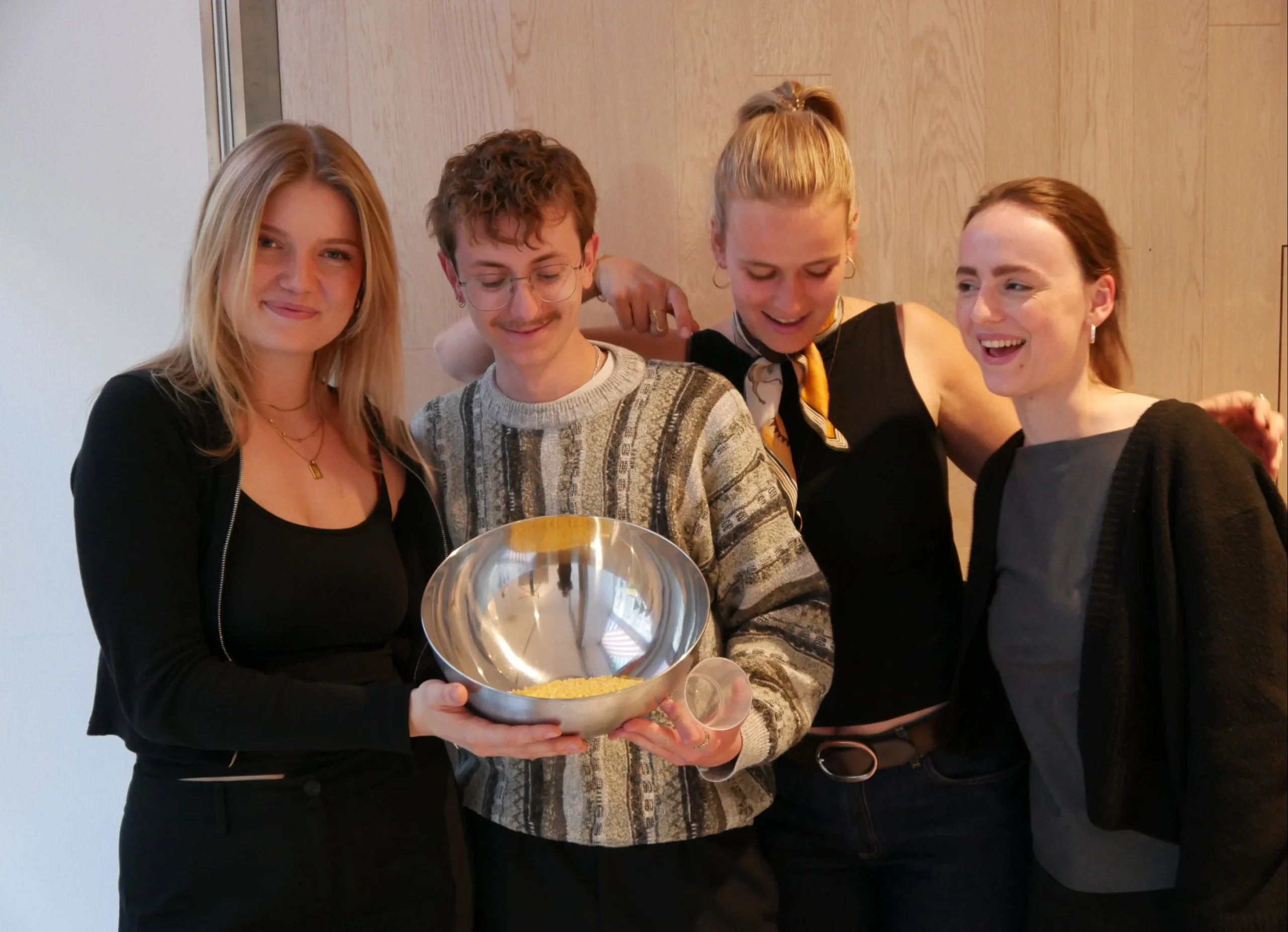 team-spielt-zusammen-the-yard-wien